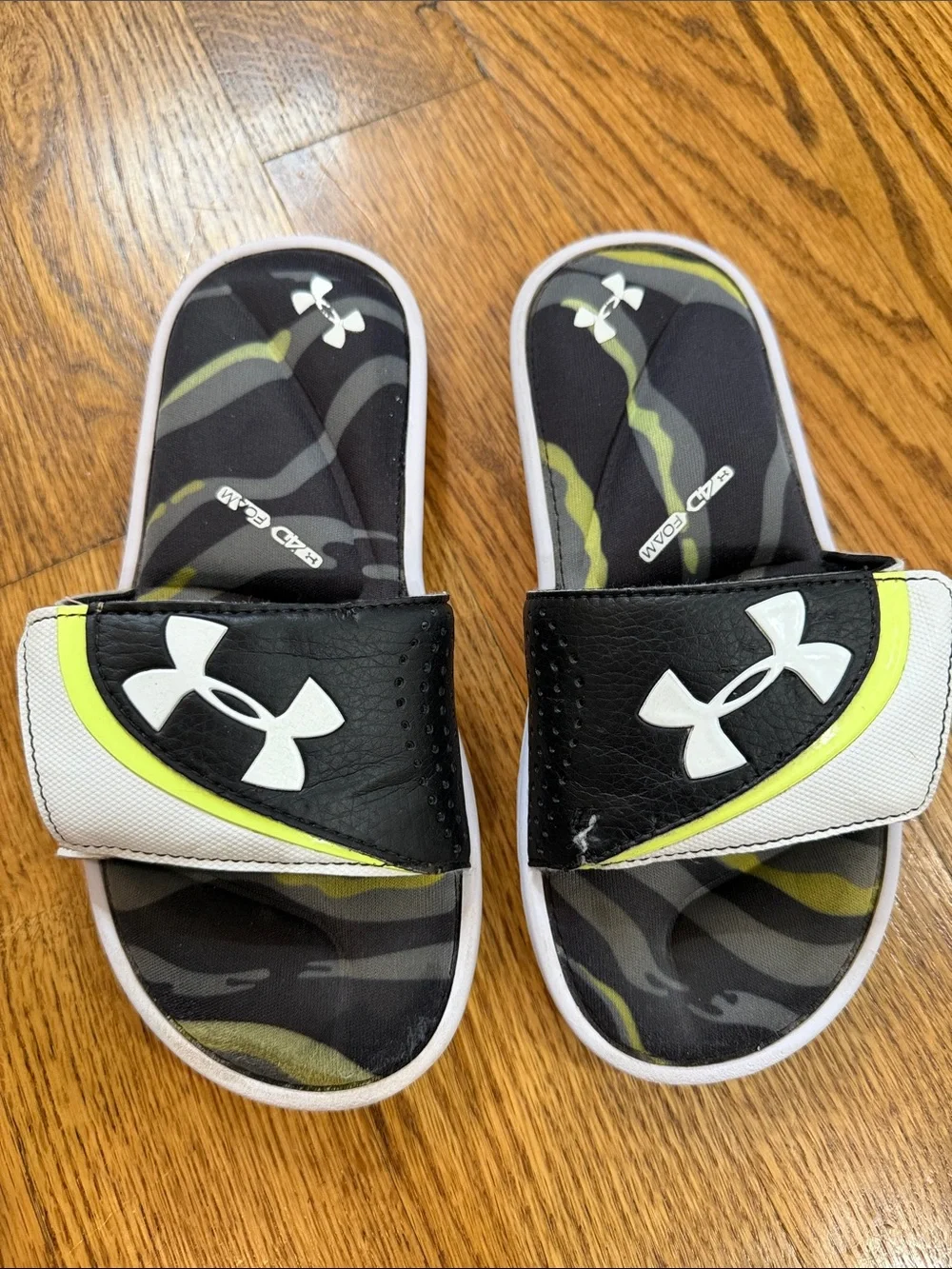 Boy’s Under Armour Flip Flops. Size 3Y. Excellent Condition.